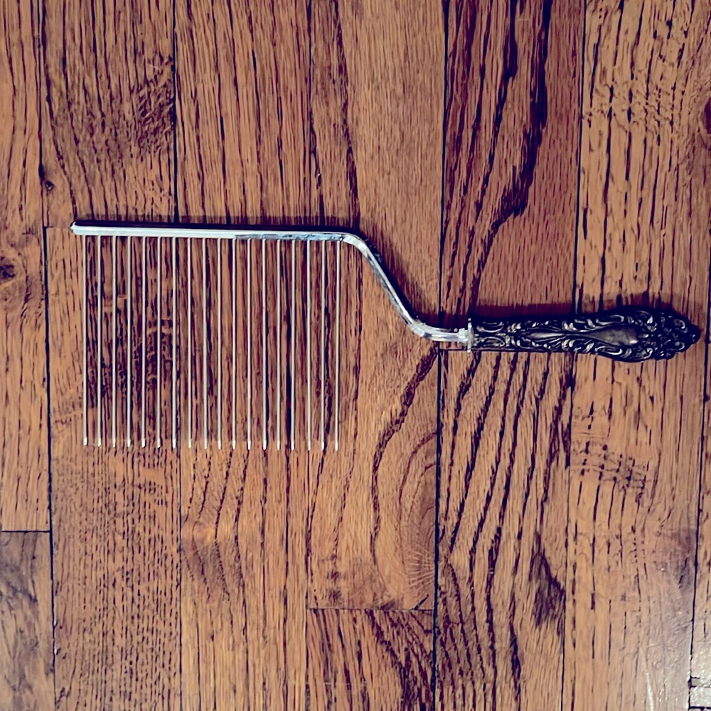 Antique Silver Onion Slicing Holder. Excellent v vintage condition.
